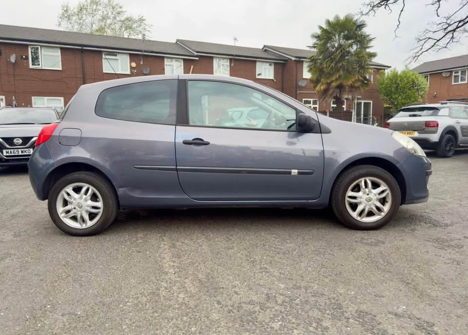 2007 RENAULT CLIO 1.2 EXTREME MODEL LOW MILES DRIVES PERFECT LOOK - Image 2