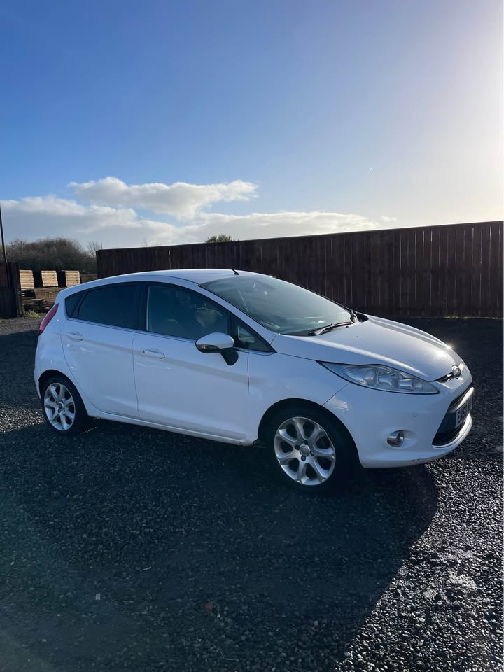 2010 Ford Fiesta - Image 2