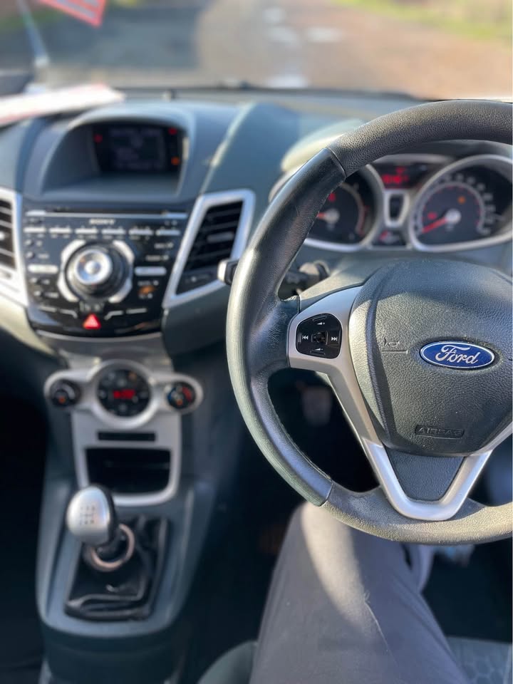 2010 Ford Fiesta - Image 11