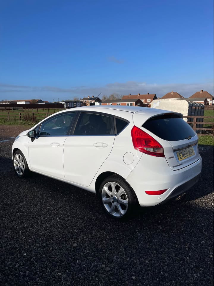 2010 Ford Fiesta - Image 5