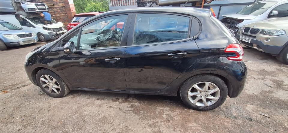 2013 Peugeot 208 1.0 PETROL MANUAL ZM01 ENGINE - Image 2
